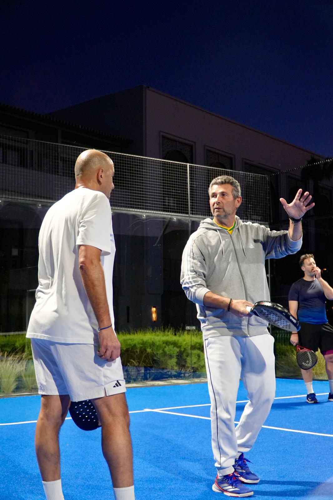 Groupe de joueurs devant le Padel Club Hilton Al Houara
